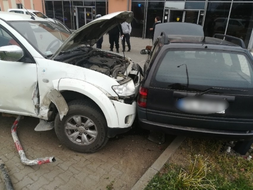 Wypadek w Lipnie: pickup ściął bariery i zderzył się z samochodem na parkingu. Kierowca zasnął za kierownicą [ZDJĘCIA]