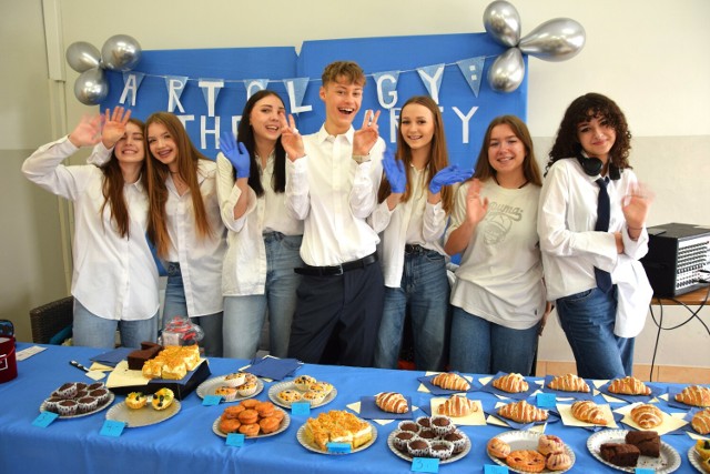 Licealiści Żeromskiego zorganizowali dzisiaj kiermasz słodkości, by zebrać pieniądze na realizację projektu
