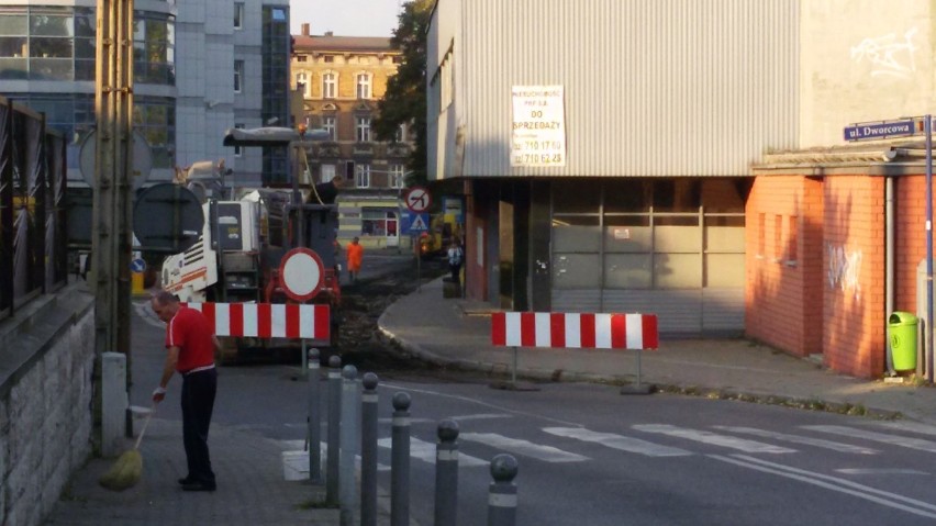 Rozpoczął się remont nawierzchni Placu Dworcowego [ZDJĘCIA]