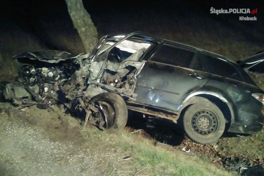 Wypadek w Miedźnie, 20-letni kierowca mazdy uderzył w drzewo [FOTO]