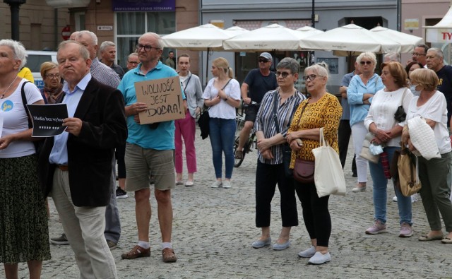 Protest w obronie wolnych mediów w Grudziądzu odbył się na Rynku. Przyszło ponad stu mieszkańców