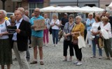 Protest w obronie wolnych mediów na Rynku w Grudziądzu. Przyszło ponad stu mieszkańców [zdjęcia]