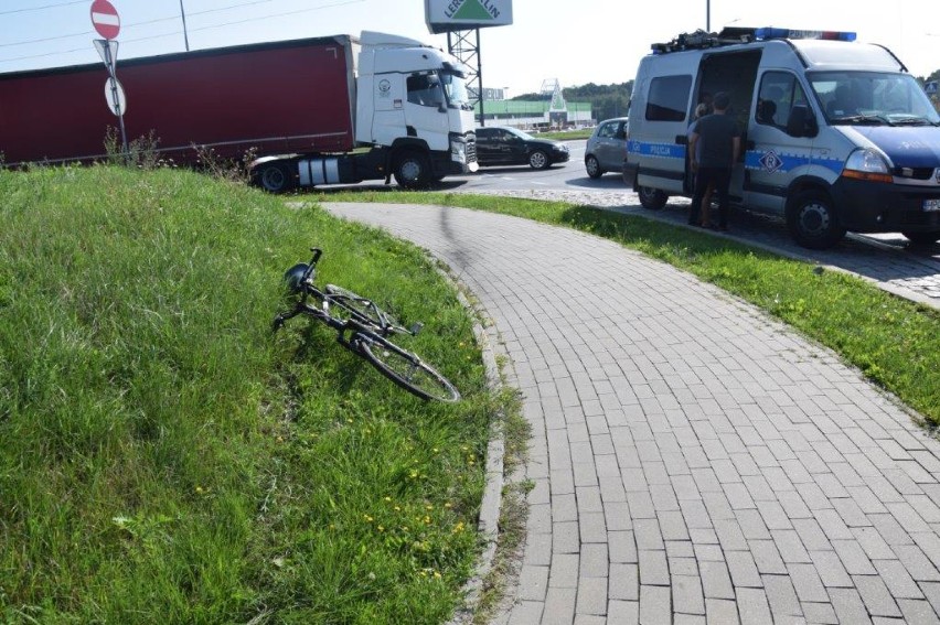 Tarnów. Samochód wypadł z ronda i wjechał w rowerzystkę