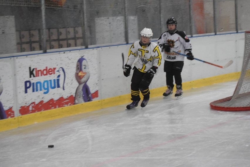 Malbork. Turniej hokeja dzieci na miejskim lodowisku [ZDJĘCIA]. Najważniejsze, że mogli pograć
