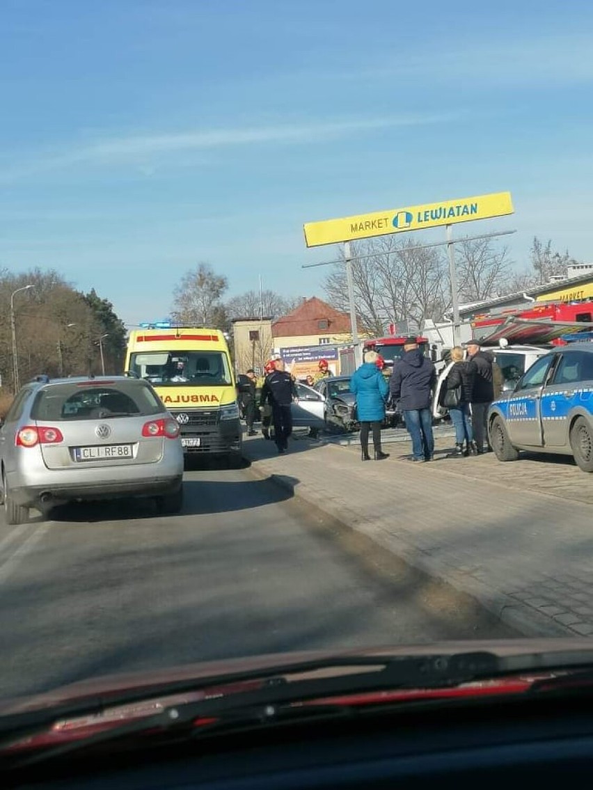 Wypadek w Lipnie na ulicy Okrzei. Kobieta uderzyła w...