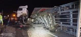 Wypadek na autostradzie A1 koło Kamieńska. Ciężarówka przewróciła się na bok. ZDJĘCIA
