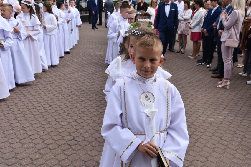Pierwsza Komunia Święta w parafii pw. Św. Wojciecha w Wągrowcu. Pierwsza grupa dzieci przyjęła sakrament