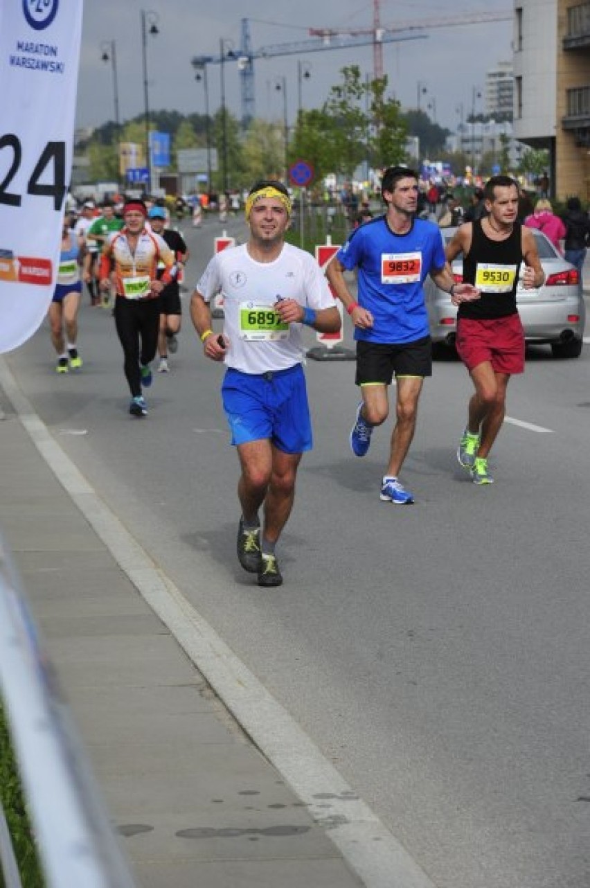 Uczestnicy 35. Maratonu Warszawskiego na 24. kilometrze trasy