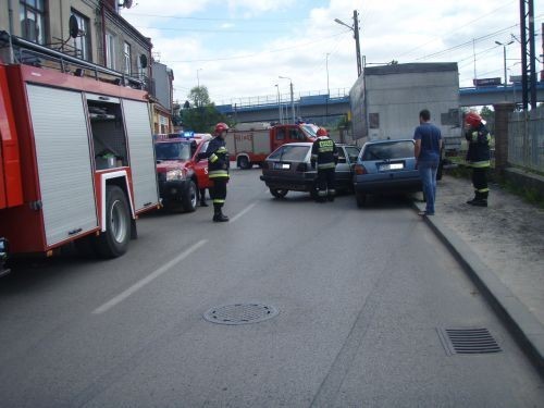 Wypadek w Starachowicach. Dwa auta uderzyły w tira [zdjęcia]