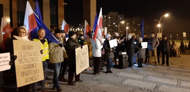 Zamość. Protestowali w obronie niezależnego wymiaru sprawiedliwości. Zobacz zdjęcia i wideo