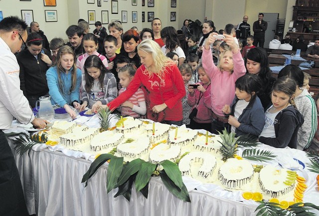 Urodzinowy tort w formie napisu "Aquapark Fala".