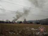 Gorejący dom ratowały straże pożarne z dwóch powiatów; nowosądeckiego i limanowskiego