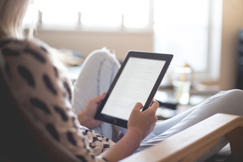 Zostań w domu i czytaj: e-booki za darmo, czyli legalne lektury w internecie