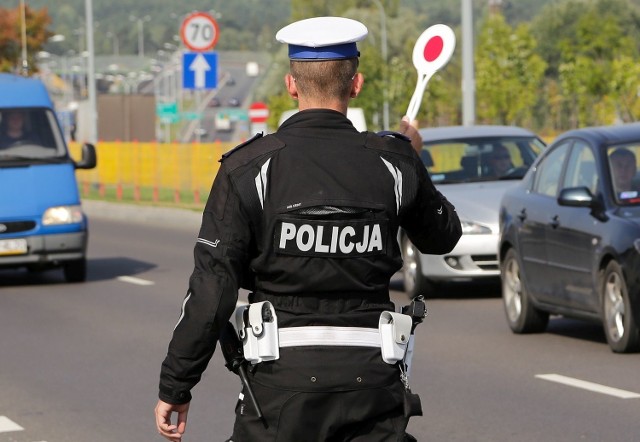 Jak wynika ze statystyk Komendy Miejskiej Policji w Poznaniu, ponad 85 proc. wszystkich zdarzeń drogowych, do których doszło na poznańskich ulicach w 2020 roku, odbyło się z winy kierujących. Policjanci z drogówki wystawili 42 950 mandatów, sporządzili 2396 wniosków o ukaranie i zatrzymali do kontroli 635 pijanych kierowców. 

Zobacz, jakie grzechy popełniali najczęściej kierowcy w Poznaniu w 2020 roku ----->