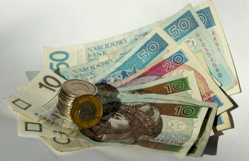 W 2015 r minimalna pensja wynosiła 1750 zł, czyli ponad dwa...