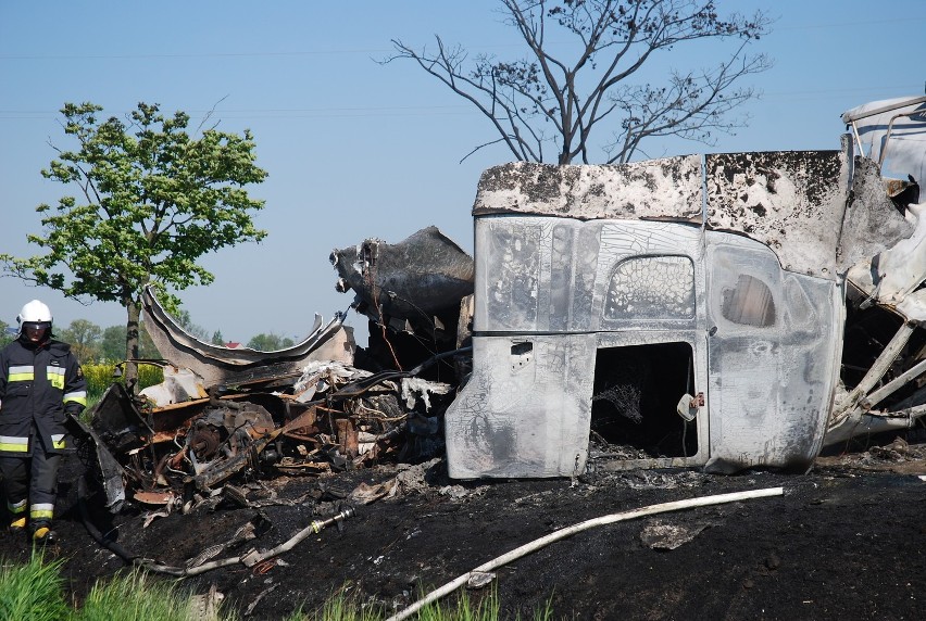 Smolice - Tragiczny wypadek: spaliły się trzy tiry, dwaj kierowcy nie żyją (FOTY)