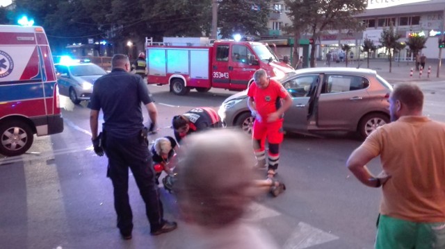 Z relacji świadków wynika, że jadący od strony alei Wojska Polskiego mężczyzna na skuterze wjechał w skręcający z alei Pokoju w ulicę Iłłakowiczówny samochód osobowy. Samochodem kierowała kobieta z dzieckiem, która według wstępnych ustaleń nie ustąpiła pierwszeństwa kierowcy skutera.