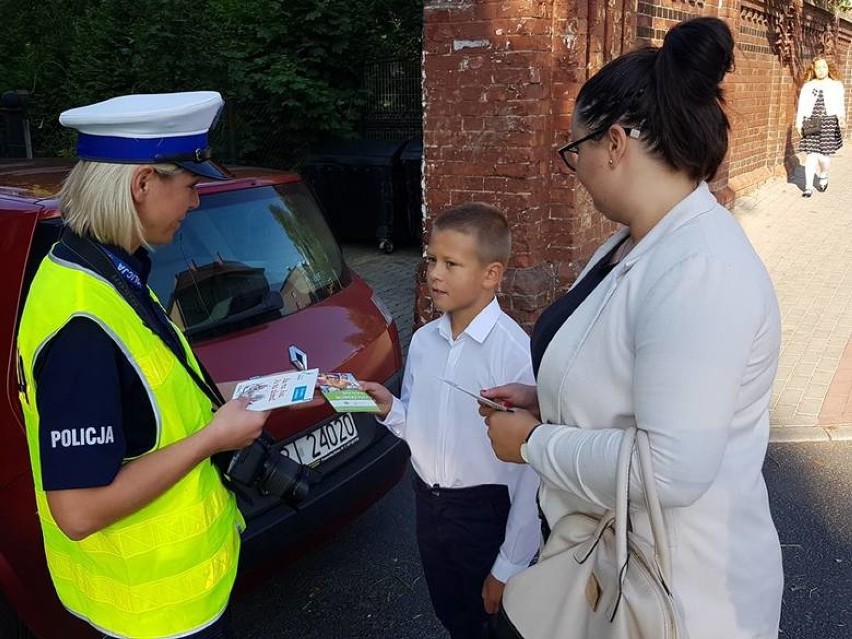 Początek roku szkolnego. Akcja policji przed szkołą w Białogardzie [ZDJĘCIA]