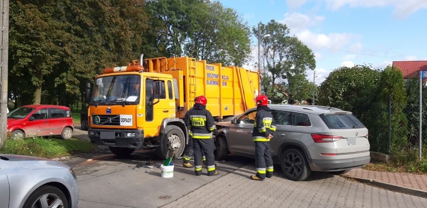 Kolizja śmieciarki i osobówki na ul. Wielkopolnej       