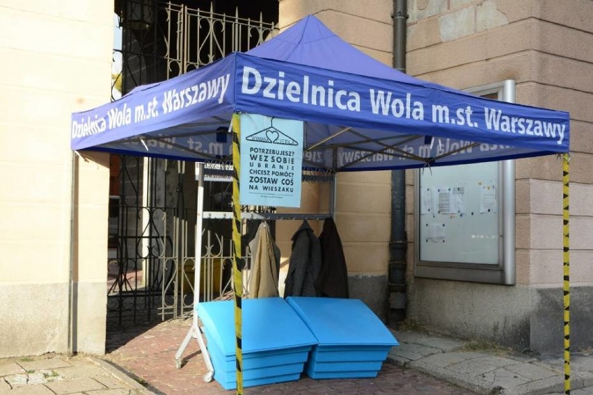 W Warszawie ponownie stanęły wieszaki do ''Wymiany Ciepła''. Zamiast wyrzucać, oddaj ubrania potrzebującym [ADRESY]