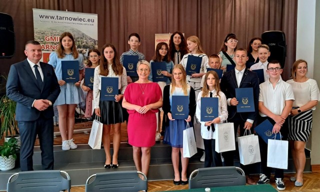 Wójt gminy Tarnowiec Agata Augustyn nagrodziła i wyróżniła najlepszych uczniów