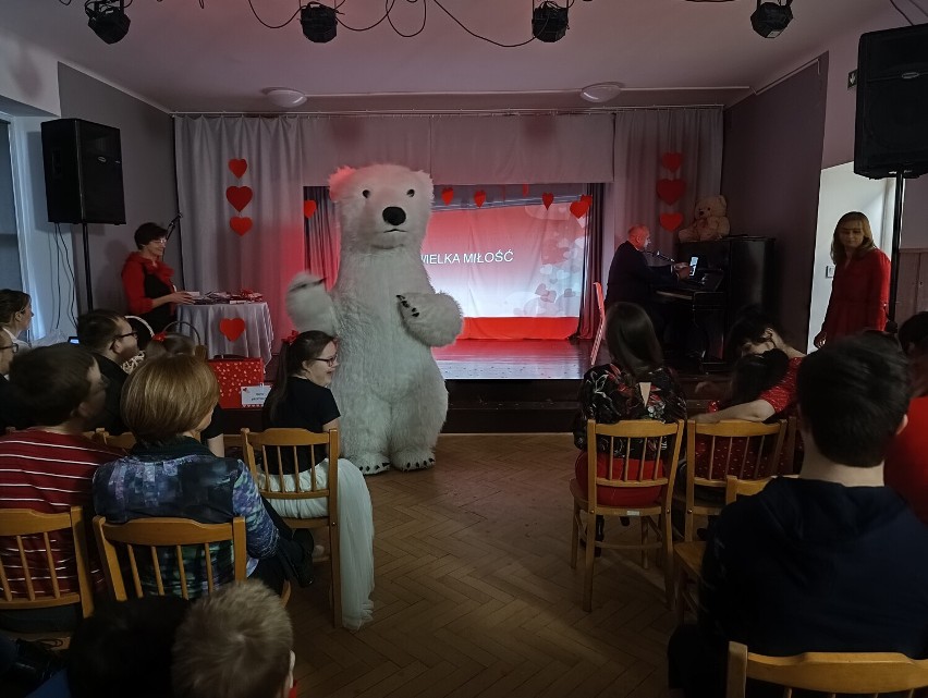 Walentynki w SOSW w Bochni, dzieci oczarowały występem, gościem był Biały miś. Zobacz zdjęcia