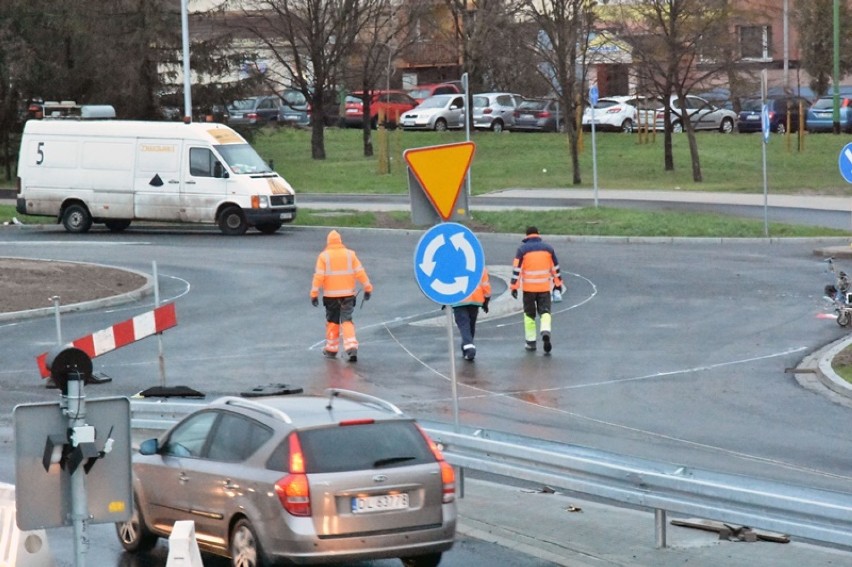 Przebudowa alei Piłsudskiego w Legnicy, rozpoczęto malowanie [ZDJĘCIA]