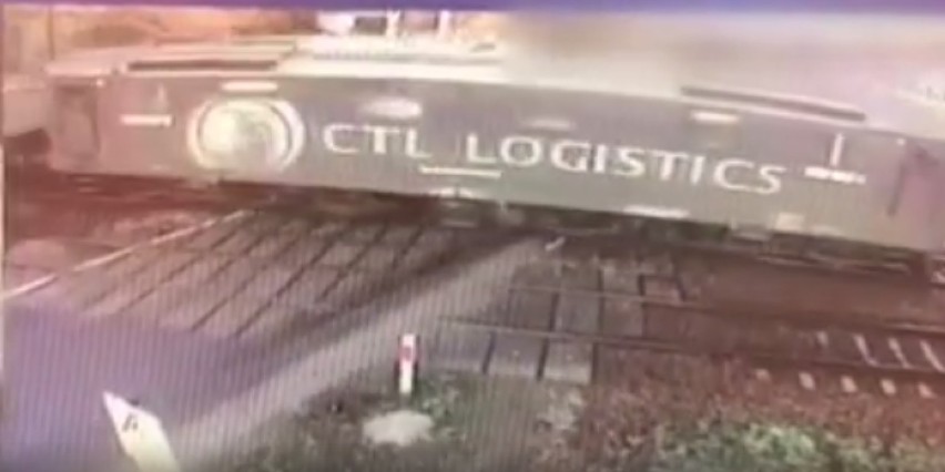 Pociąg uderzył w samochód na przejeździe kolejowym w gminie Rusiec! [ZDJĘCIA, FILM]