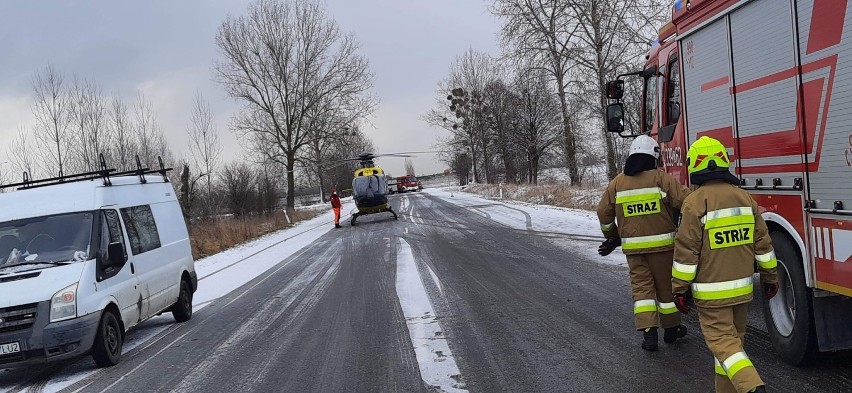 Wypadek w Koszwałach. Straciła panowanie i dachowała. Śmigłowiec LPR zabrał 22-latkę do szpitala |ZDJĘCIA