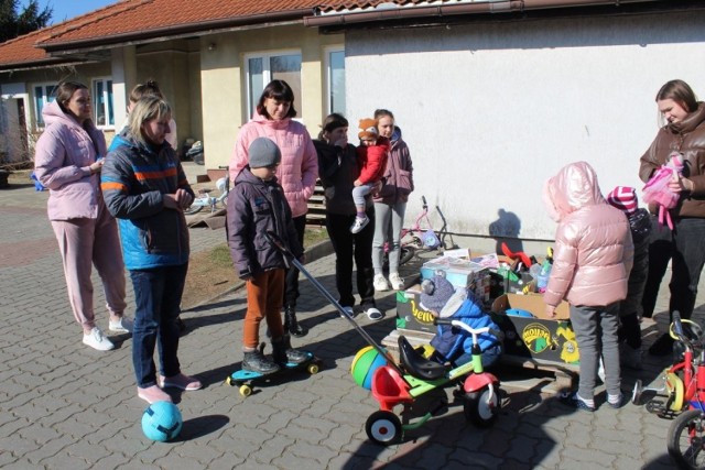 11 marca do Cieślina w gminie Inowrocław przybyli darczyńcy, którzy włączyli się w zbiórkę na rzecz pomocy obywatelom Ukrainy