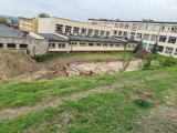 Trwa budowa boiska wielofunkcyjnego przy pińczowskim "Staszicu". To inwestycja za prawie 700 tysięcy złotych 