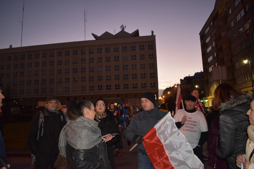 Spontaniczny protest STOP SEGREGACJI SANITARNEJ wyruszył spod legnickiego Ratusza