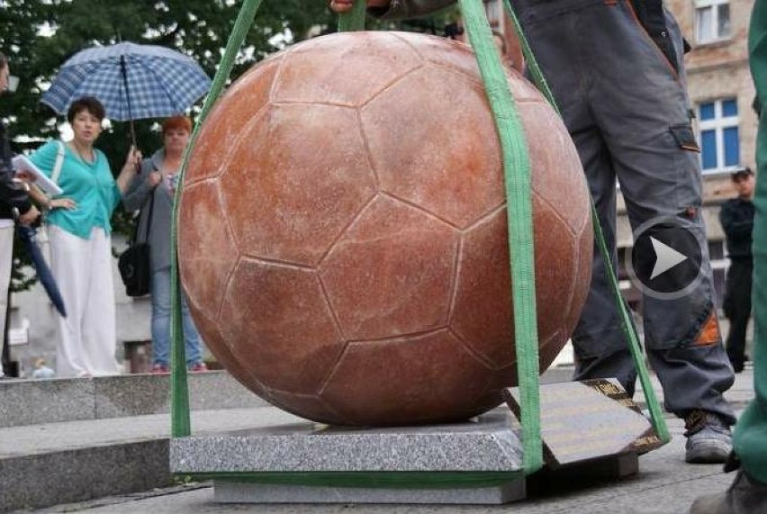 W centrum Inowrocławia stanęła największa na świecie piłka z soli