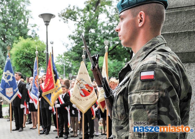 Uroczystość zorganizowali: Związki byłych żołnierzy Lotnik  i  Ziemi Oleśnickiej. kombatanci ze Związku Inwalidów Wojennych, Związku Sybiraków, garnizon  i  harcerze z  hufca Związku Harcerstwa Polskiego.