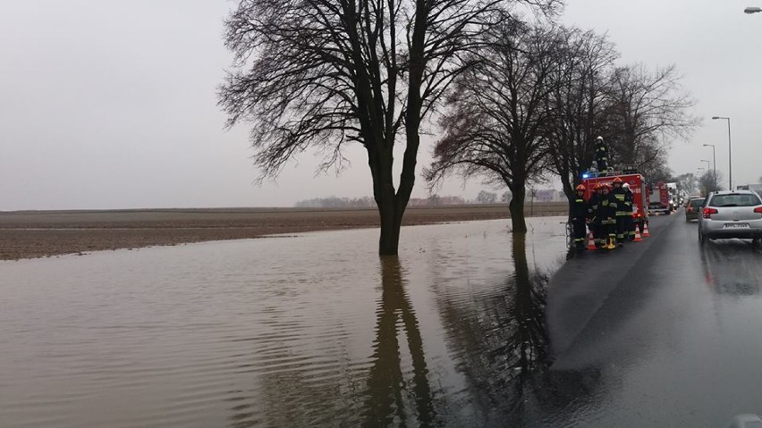 Ulica Poznańska w Kaliszu zalewana przez wodę