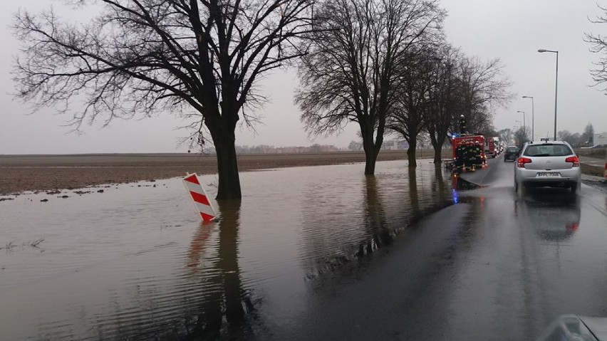 Ulica Poznańska w Kaliszu zalewana przez wodę