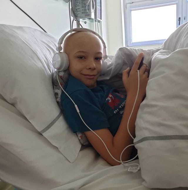 Prawie 11-latek od jesieni 2019 przebywa w szpitalu. Na Facebooku, na profilu Dominik Oflakowski (Domin kontra Neuroblastoma) można śledzić jego losy