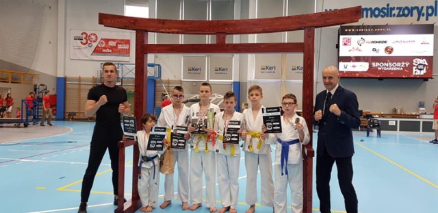 Dąbrowski Klub Karate udanie zaprezentował się w Żorach 

Zobacz kolejne zdjęcia/plansze. Przesuwaj zdjęcia w prawo - naciśnij strzałkę lub przycisk NASTĘPNE