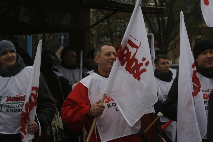 Legnica: Związkowcy pikietowali przed siedzibą Tauron Dystrybucja