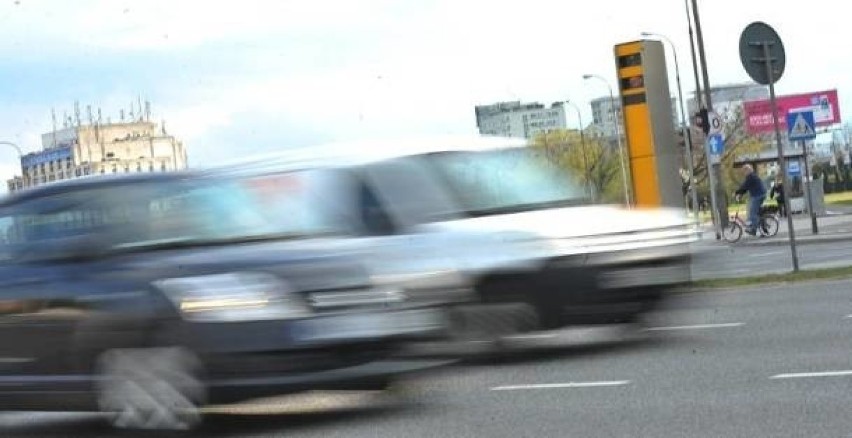 Nowe znaki drogowe będą informować o odcinkowym pomiarze prędkości