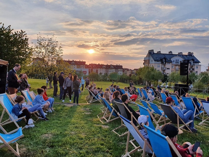 Spotkania muzyczne na osiedlu Kotuli. Za nami pierwszy koncert zespołu  Somethingski. Zobacz, jak bawili się mieszkańcy osiedla [ZDJECIA]