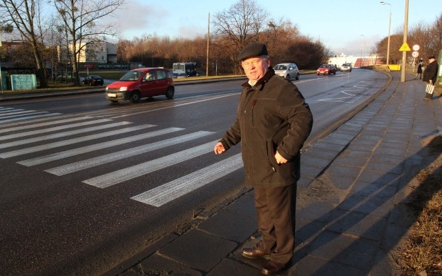 - Robimy, co możemy. Staramy się reagować na skargi mieszkańców - zapewnia Stefan Benkowski, kierownik działu dróg w gdyńskim ZDiZ.
Jednak według mieszkańców efekty tych starań są mizerne. 

- Przez szeroką ulicę samochody pędzą  po dwóch przeciwległych pasach, w godzinach szczytu nie sposób jej przejść - mówi Jan Gumiński, wiceprzewodniczący Rady Dzielnicy Obłuże. - Zdarzało się tu wiele potrąceń, w listopadzie jeden z poturbowanych  mieszkańców trafił do szpitala. Starsze osoby boją się chodzić tym przejściem, więc wydeptały ścieżkę pod pobliskim mostem.