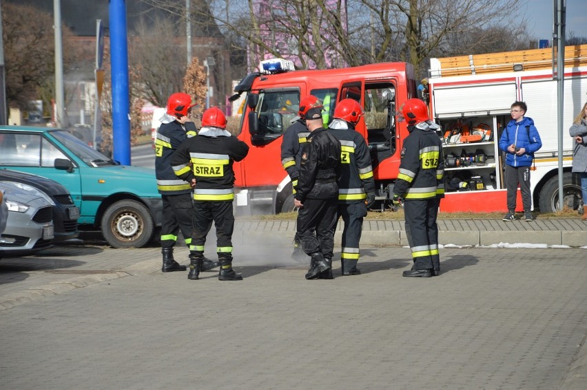 Miał być pożar auta. Zamiast tego ze studzienki leciała para