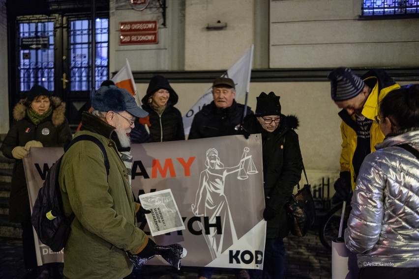 Skromna pikieta KOD przed sądem w Tarnowie pod hasłem "Wspieramy sędziów niezależnych" [ZDJĘCIA]