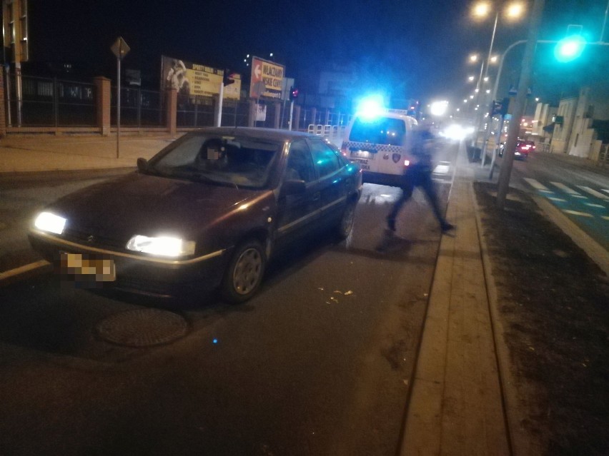 Wypadek na ulicy Okrzei we Włocławku. Potrącenie 63-letniego pieszego [zdjęcia, wideo]
