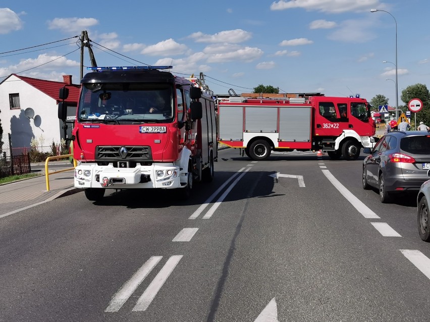 Wypadek pod Włocławkiem. Dachowanie opla, 78-latek w szpitalu [zobacz zdjęcia]