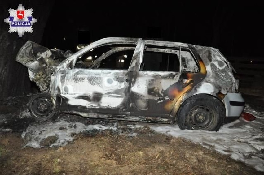 Spalony wrak auta po uderzeniu w drzewo