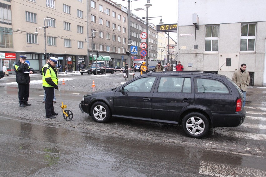 Gdynia: Flesz z przeszłości. 19.01.2009. Kraksa policyjnego radiowozu pod Urzędem Miasta Gdyni