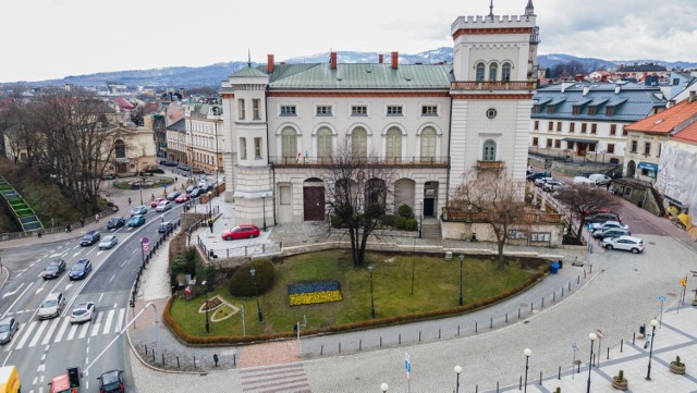 Na flagę składa się 850 sztuk kwiatów w kolorze żółtym i niebieskim. 

Zobacz kolejne zdjęcia. Przesuwaj zdjęcia w prawo - naciśnij strzałkę lub przycisk NASTĘPNE