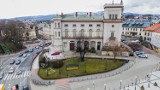 Bielsko-Biała. Przed zamkiem Sułkowskich zasadzono flagę Ukrainy - ZDJĘCIA